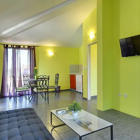 Schoene Nur 500 Meter Bis Zum Kieselstrand Mit Grossem Pool, Kueche, Klima, Wlan, Balkon, Grill