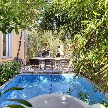 Schoene Nur 500 Meter Bis Zum Kieselstrand Mit Grossem Pool, Kueche, Klima, Wlan, Balkon, Grill Apartamento Ližnjan
