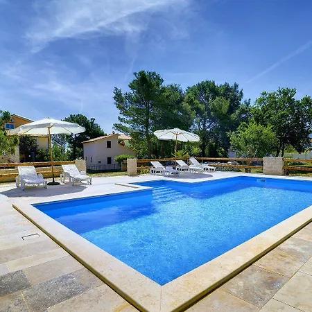 Apartamento Schoene Nur 500 Meter Bis Zum Kieselstrand Mit Grossem Pool, Kueche, Klima, Wlan, Balkon, Grill