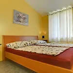 Schoene Nur 500 Meter Bis Zum Kieselstrand Mit Grossem Pool, Kueche, Klima, Wlan, Balkon, Grill Ližnjan