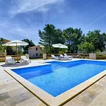 Apartmán Schoene Nur 500 Meter Bis Zum Kieselstrand Mit Grossem Pool, Kueche, Klima, Wlan, Balkon, Grill