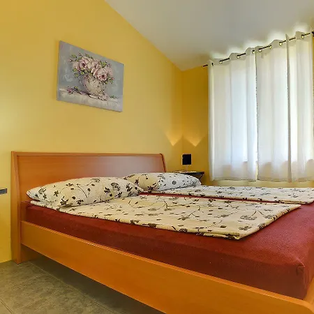 Schoene Nur 500 Meter Bis Zum Kieselstrand Mit Grossem Pool, Kueche, Klima, Wlan, Balkon, Grill Ližnjan