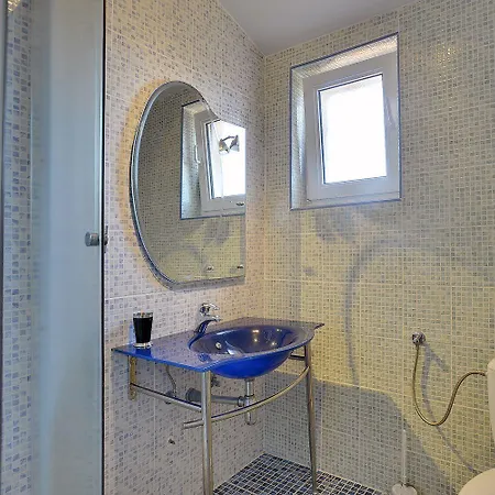 Schoene Nur 500 Meter Bis Zum Kieselstrand Mit Grossem Pool, Kueche, Klima, Wlan, Balkon, Grill 아파트