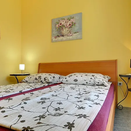 Schoene Nur 500 Meter Bis Zum Kieselstrand Mit Grossem Pool, Kueche, Klima, Wlan, Balkon, Grill *