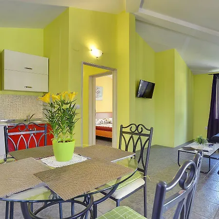 Schoene Nur 500 Meter Bis Zum Kieselstrand Mit Grossem Pool, Kueche, Klima, Wlan, Balkon, Grill