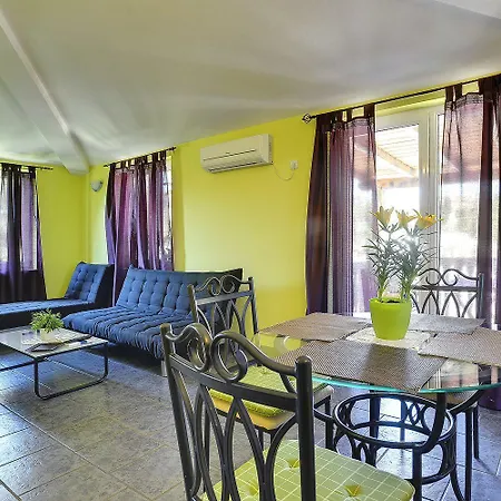 Apartmán Schoene Nur 500 Meter Bis Zum Kieselstrand Mit Grossem Pool, Kueche, Klima, Wlan, Balkon, Grill Ližnjan
