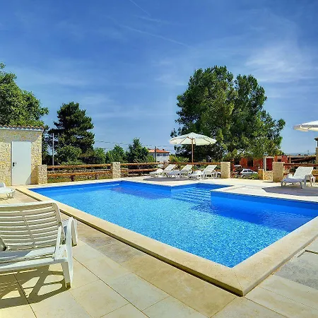 Schoene Nur 500 Meter Bis Zum Kieselstrand Mit Grossem Pool, Kueche, Klima, Wlan, Balkon, Grill *