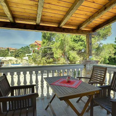 Schoene Nur 500 Meter Bis Zum Kieselstrand Mit Grossem Pool, Kueche, Klima, Wlan, Balkon, Grill Apartmán *