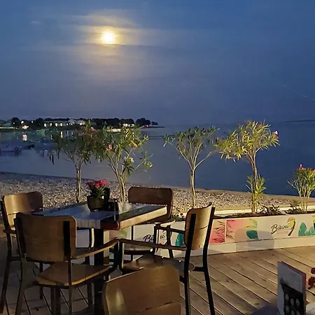 Schoene Nur 500 Meter Bis Zum Kieselstrand Mit Grossem Pool, Kueche, Klima, Wlan, Balkon, Grill * Ližnjan