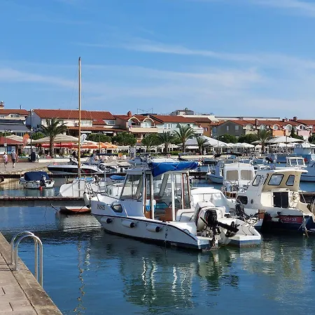 Schoene Nur 500 Meter Bis Zum Kieselstrand Mit Grossem Pool, Kueche, Klima, Wlan, Balkon, Grill Apartmán *